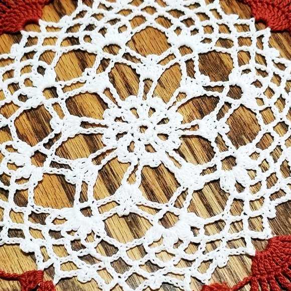New  14" Center Hand Crafted Pineapple Russet & White Doily - Picture 3 of 3